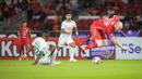 <p>Pemain Persija Jakarta, Michael Krmencik (kanan) berebut bola dengan pemain PSS Sleman, Marckho Sandi Merauje pada laga&nbsp;terakhir BRI Liga 1 2022/2023 di Stadion Utama Gelora Bung Karno (SUGBK), Senayan, Jakarta, Sabtu (15/04/2023). (Bola.com/Bagaskara Lazuardi)</p>