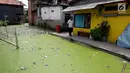 Pemandangan rumah yang terendam air di kawasan Kampung Apung, Jakarta, Senin (6/11). Puluhan tahun warga mendiami kawasan tersebut. (Liputan6.com/JohanTallo)