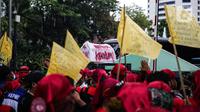 Ratusan buruh dari FSMPI dan Perwakilan Daerah KSPI membawa keranda saat melakukan aksi di depan Balai Kota DKI Jakarta, Senin (29/11/2021). Buruh menuntut Gubernur DKI Jakarta Anies Baswedan membatalkan Upah Minimum Provinsi (UMP) Jakarta 2022. (Liputan6.com/Faizal Fanani)
