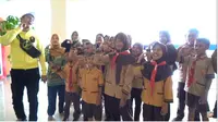 Baim Wong memberikan kejutan kepada anak-anak sekolah dasar Lebaksono di Surabaya untuk diajak ke pabrik es krim terbesar di Indonesia.