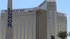 Sebuah jendela di lantai 32 Mandalay Bay Hotel and Casino pecah usai penembakan brutal di Las Vegas, Senin (2/10). Stephen Paddock melepaskan tembakan ke arah kerumunan massa yang tengah menyaksikan festival musik country di dekat resort itu. (AP Photo)