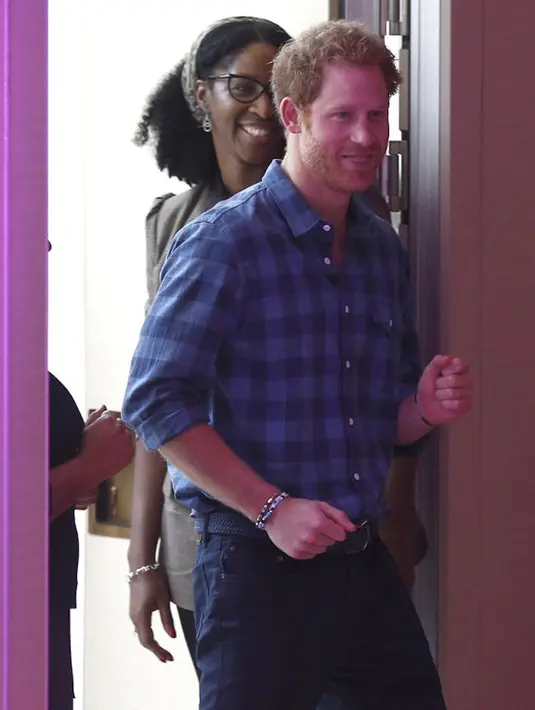 Melansir E! News, salah satu tradisi yang dilakukan Harry saat buka puasa adalah mencicipi buah kurma. Ia tampak menikmatinya bersama seorang remaja perempuan yang mengenakan hijabnya.  (AFP/Bintang.com)