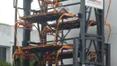 Sebuah parkiran bersusun tersedia di samping gedung perkantoran di Jakarta, Rabu (9/12/2020). Tempat parkir bersusun menjadi salah satu solusi di tengah keterbatasan lahan dan meningkatnya jumlah kendaraan. (merdeka.com/Imam Buhori)