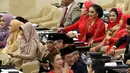 Penyanyi Krisdayanti dan Mulan Jameela menghadiri pelantikan anggota DPR RI di Kompleks Parlemen, Senayan, Jakarta, Selasa (1/10/2019). Di antara 575 anggota DPR terpilih, terdapat 14 artis yang menjadi wakil rakyat Indonesia. (Liputan6.com/Johan Tallo)