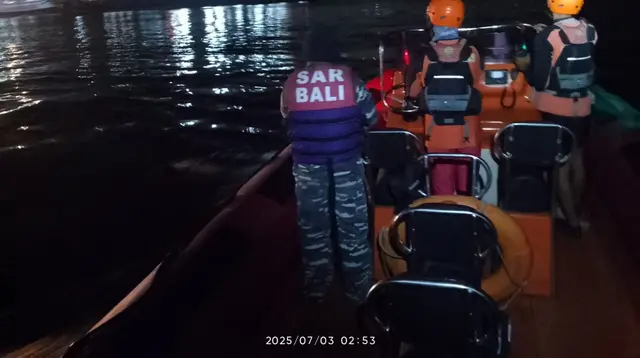 Proses pencarian Kapal Motor Penyeberangan (KMP) Tunu Pratama Jaya rute Ketapang Banyuwangi menuju Gilimanuk&nbsp;yang tenggelam di Selat Bali, Rabu 2 Juli 2025. (Liputan6.com/Dian Kurniawan)