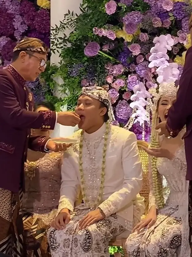 Prosesi adat pernikahan Rizky Febian dan Mahalini (Instagram/thebidestory)