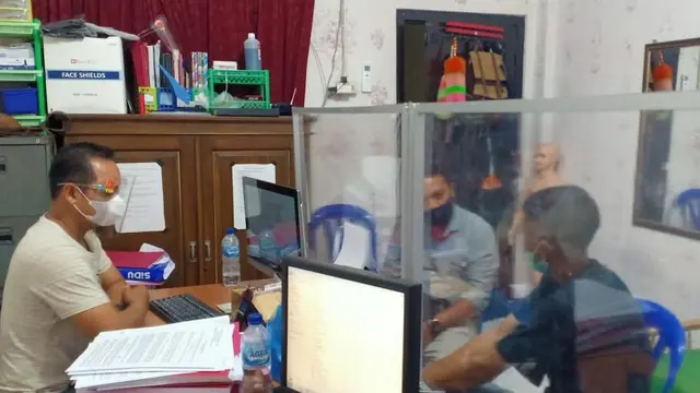 Tersangka pelaku persetubuhan gadis di bawah umur asal Banyumas (baju hitam-red) menjalani pemeriksaan di Mapolresta Banyumas, Selasa (24/11/2020). (Foto: Liputan6.com/Polres Banyumas)