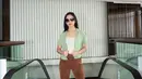 Tampilan vintage lyodra dengan padanan kemeja dengan lengan berpotongan pendek dan corduroy pants. (Instagram/lyodraofficial).