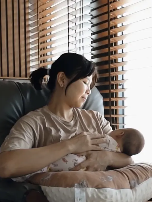 Peraih medali emas Olimpiade ini tampil mengenakan t shirt coklat saat menggendong si kecil. Dengan rambut pendek yang diikat.  [Instagram/@greyspolii]