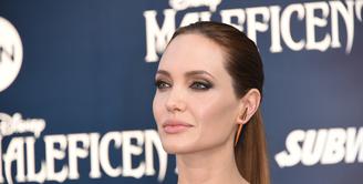 Angelina Jolie memang terkenal dengan suguhan akting yang luar biasa. Namanya pun sudah malang melintang di film Hollywood. Tak hanya piawai dengan akting, Angelina punya kelebihan pada fisiknya yaitu mempunyai bibir seksi dan menggoda. (AFP/Bintang.com)