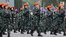 Prajurit Wanita TNI AD berbaris pada apel bersama untuk memperingati Hari Kartini 2018 di Silang Monas, Jakarta, Rabu (25/4). Upacara diikuti 10 ribu perempuan yang terdiri dari prajurit TNI, Polri dan segenap komponen bangsa. (Liputan6.com/Johan Tallo)