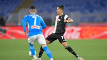 Penyerang Juventus, Cristiano Ronaldo (kanan) mencoba melewati adangan pemain Napoli, Jose Callejon di final Coppa Italia 2019-2020 (Foto: Twitter Juventus FC)