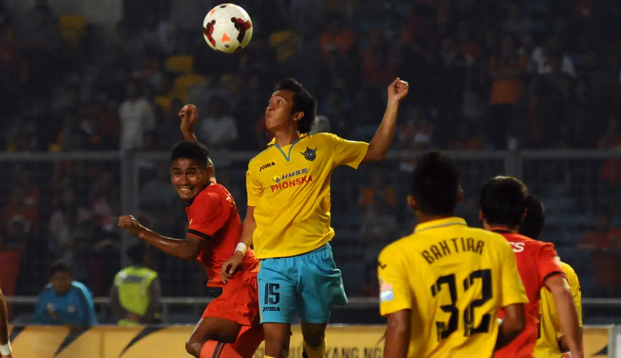 Ramdani Lestaluhu (Persija - kiri) berebut bola atas dengan Habib Sukron (Gresik United) saat berlaga di stadion GBK Jakarta, (29/4/2014). (Liputan6.com/Helmi Fithriansyah)