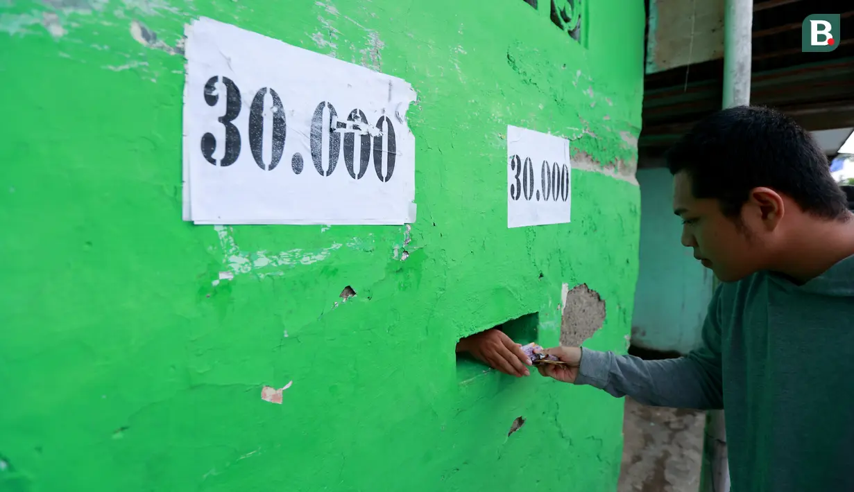 Penonton membeli tiket untuk menyaksikan pertandingan tarkam di Lapangan Latus Jaya, Kedaung, Pamulang, Minggu (12/3/2023). (Bola.com/M Iqbal Ichsan)