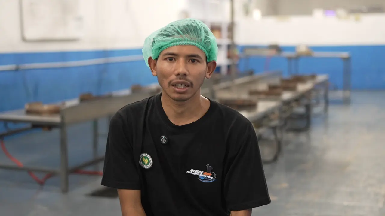 Lewat dapur MBG, Budi yang difabel akhirnya dapat pekerjaan. Kisahnya jadi bukti kesempatan bisa hadir bagi siapa saja. (Foto: Ist)