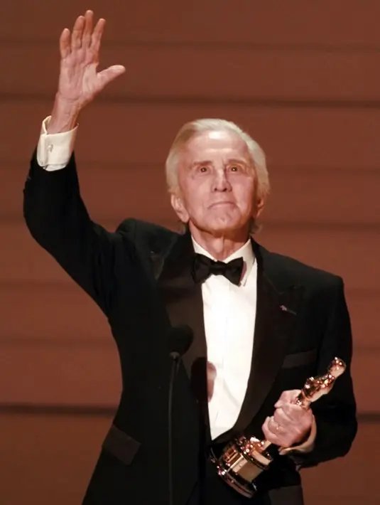 Aktor Hollywood Kirk Douglas menerima Lifetime Achievement Award di 68th Annual Academy Awards di Los Angeles, Amerika Serikat, Senin 25 Maret 1996. Kirk Douglas tampil dalam sejumlah film ikonis seperti Spartacus dan Gunfight at the O.K. Corral. (AP Photo/Eric Draper, File )