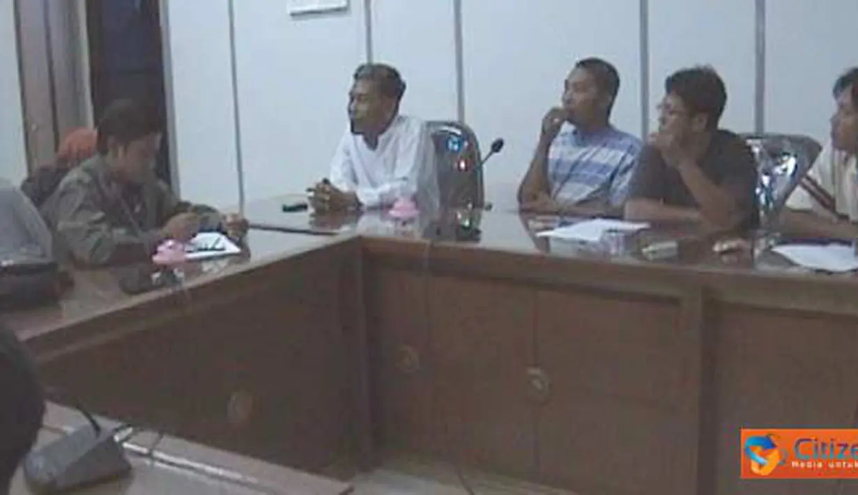 Citizen6, Jember: Perwakilan warga Dusun Mandilis, Desa Sanenrejo yang menjadi korban erosi Sungai Mandilis menemui Komisi C DPRD Kabupaten Jember didampingi oleh DPC relawan perjuangan demokrasi (REPDEM) Jember, Senin (18/4). (Pengirim: Sapto Raharjanto)