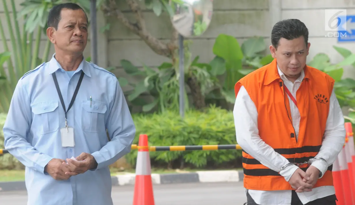 Bupati Cianjur nonaktif Irvan Rivano Muchtar akan menjalani pemeriksaan lanjutan melengkapi berkas kasus dugaan menerima suap anggaran pendidikan dari para kepala sekolah di kawasan Cianjur di Gedung KPK, Jakarta, Senin(11/3). (merdeka.com/Dwi Narwoko)