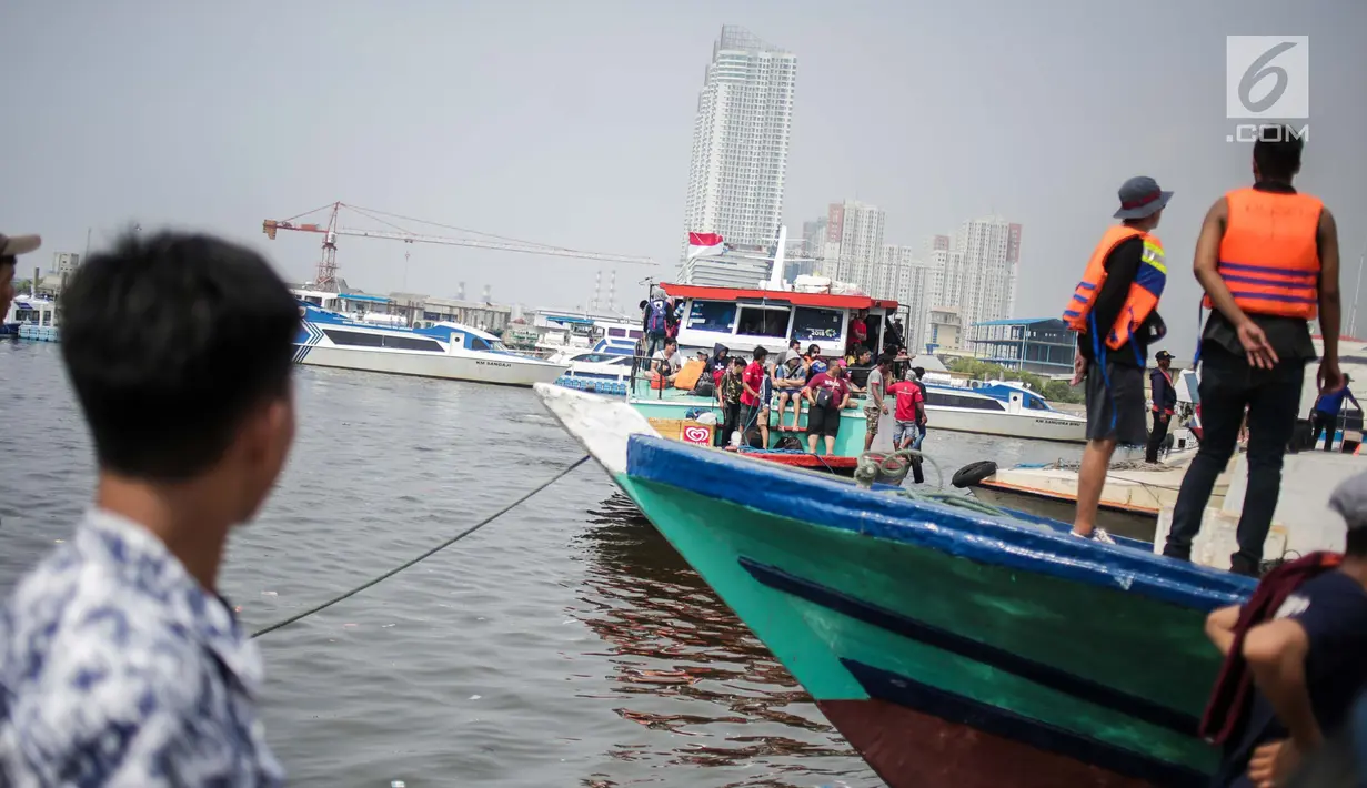 Wisatawan menaiki kapal menuju Kepulauan Seribu di Pelabuhan Kali Adem, Muara Angke, Jakarta, Sabtu (8/6/2019). Beberapa pulau di wilayah Kepulauan Seribu menjadi pilihan favorit banyak warga Ibu Kota dan sekitarnya yang memanfaatkan momen liburan Lebaran. (Liputan6.com/Faizal Fanani)