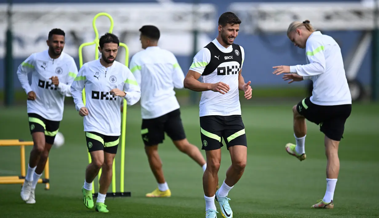 Para pemain Manchester City (Kiri-Kanan) Riyad Mahrez, Bernardo Silva, Joao Cancelo, Ruben Dias dan Erling Haaland melakukan pemanasan dalam sesi latihan di City Football Academy, di Manchester, Inggris (5/9/2022). Manchester City akan bertanding melawan Sevilla pada Grup G Liga Champions di Estadio R. Sanchez Pizjuan. (AFP/Oli Scarff)