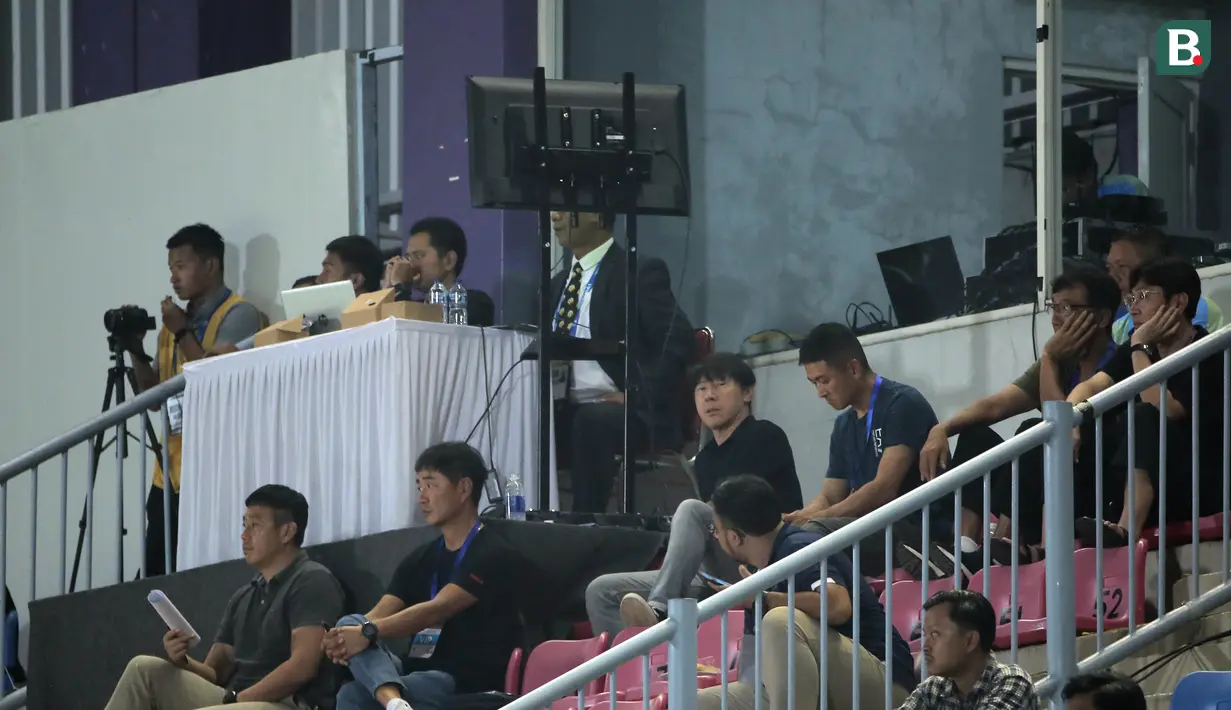 Pelatih Timnas Indonesia, Shin Tae-yong (tengah), didampingi asisten pelatih saat menyaksikan pertandingan pekan keempat BRI Liga 1 2023/2024 antara Dewa United melawan Persik Kediri yang berlangsung di Stadion Indomilk Arena, Tangerang, Jumat (21/7/2023). (Bola.com/Ikhwan Yanuar)