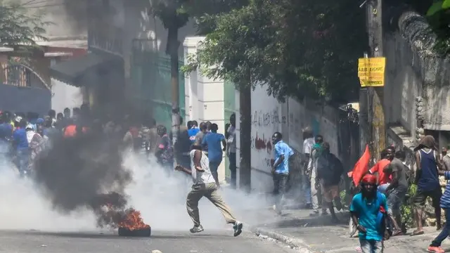 Demonstran membakar ban dan protes di Port-au-Prince, Haiti pada 27 September 2019. (AFP/ Chandan Khanna)