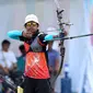 Pemanah Jatim, Riau Ega Agata S saat lomba kelas Recurve Men Individual PON XIX di Lapangan Panahan Si Jalak Harupat, Kab Bandung, Rabu (21/9). Di final, Riua Ega mengalahkan Dhia Rahmat (NAD). (Liputan6.com/Helmi Fithriansyah)