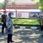 Menteri Sosial Tri Rismaharini mendatangi BRSPDSN Wyata Guna dalam rangka monitoring dan evaluasi terhadap kelangsungan dukungan dapur umum Kemensos, Selasa (13/7/2021). (Liputan6.com/Huyogo Simbolon)