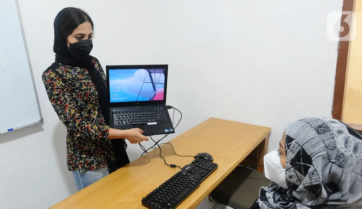 Pengungsi melakukan pelatihan komputer di Peace Educational Shelter, Cisarua, Jawa Barat, Selasa (17/1/2023). Rata-rata pengungsi yang berasal dari Afganistan, Yaman, Irak, Sudan dan lain-lain  sudah lebih dari 10 tahun tinggal di Indonesia dengan kondisi   puluhan pengungsi mengalami depresi hingga bunuh diri. (merdeka.com/Arie Basuki)