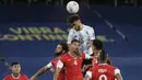 Nicolas Gonzalez mampu tampil mengancam gawang Chile di awal pertandingan. Tiga peluang beruntun dilesatkan oleh Gonzales lewat tandukan dan sepakannya. Namun sayang tak ada yang berbuah gol. (Foto: AP/Silvia Izquierdo)