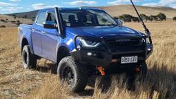 D-Max bergaya overland ala mobil off-road Australia ini tampil semakin sangar. Bumper depannya diubah menjadi model bull bar lengkap dengan snorkel di pilar A. Pada bagian kaki-kaki terlihat sudah menggunakan velg bead-lock yang dibalut dengan ban A/T. Suspensi pun ditinggikan agar memiliki kapabilitas off-road lebih baik. (Source: Instagram/@rigs.on.rigs)