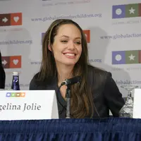 Angelina Jolie menggugat cerai Brad Pitt September lalu, dan tentu saja berpengaruh negatif terhadap kondisi keenam anaknya. Mencegah kesedihan pada anak-anaknya, Jolie memberikan apapun yang  mereka inginkan. (AFP/Bintang.com)