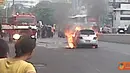 Citizen6, Jakarta: Sebuah mobil terbakar pada pukul 07.25 WIB, Kamis (2/6), dekat lampu merah Harmoni kearah Hotel Indonesia. Diduga kebakaran dipicu ledakan akibat gangguan pada mesin mobil. (Pengirim: Teguh Baharudin)