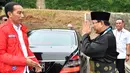 Ketua Umum Pengurus Besar Ikatan Pencak Silat Indonesia (IPSI) Prabowo Subianto (kanan) memberi hormat kepada Presiden Joko Widodo (kiri) saat akan menyaksikan pencak silat Asian Games 2018 di Jakarta, Rabu (29/8). (Liputan6.com/HO/Biro Pers Setpres)