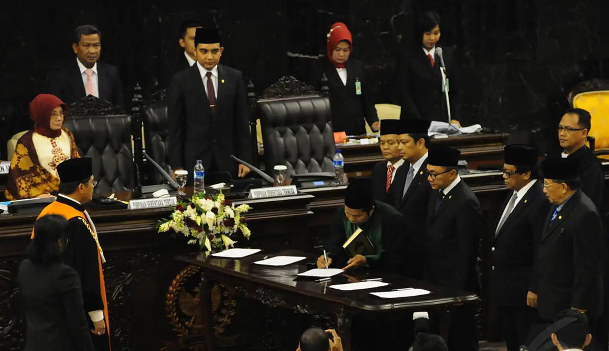Ketua MPR Zulkifli Hasan dan empat Wakil Ketua MPR masing-masing H. Mahyuddin, Evert Erenst Mangindaan, Hidayat Nur Wahid, dan Oesman Sapta saat penandatanganan sumpah, Jakarta, (8/10/14). (Liputan6.com/Andrian M Tunay) 