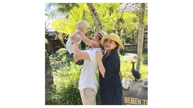 Keluarga Kecil Vicky Shu