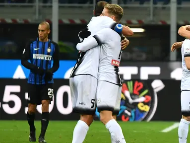 Para pemain Udinese merayakan kemenangan atas Inter Milan pada laga Serie A di Stadion Giuseppe Meazza, Milan, Sabtu (16/12/2017). Inter Milan takluk 1-3 dari Udinese. (AFP/Alberto Pizzoli)