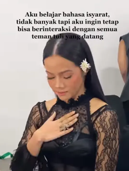 Bahkan, wanita pelantun Dunia Tipu-Tipu ini juga turut berbicara menggunakan bahasa isyarat saat di atas panggung agar teman tuli yang hadir mengerti. Tentu saja tindakan yang dilakukan oleh Yura ini mendapat respons positif dari banyak netizen termasuk rekan selebriti. (Liputan6.com/IG/@yurayunita)