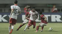 Pemain Bahrain, Abduaziz Alansoori (tengah) mencoba melewati adangan pada pemain Timnas Indonesia U-23 pada laga PSSI Anniversary Cu 2018 di Stadion Pakansari, Bogor, (26/4/2018). Bahrain unggul sementara 1-0. (Bola.com/Muhammad Iqbal Ichsan)