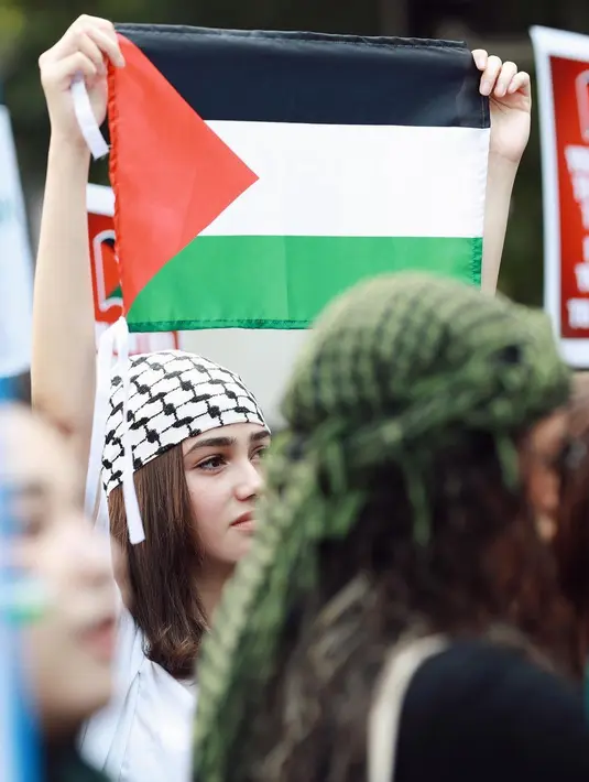 Dengan tampilan No Makeup Makeup, Syifa Hadju terlihat cantik effortless saat turun ke jalan [@syifahadju]