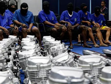 Sindikat Narkotika asal negara Nigeria yang diamankan petugas satuan BNN, Jakarta, Jumat (28/8/2015). BNN berhasil membongkar penyelundupan sabu seberat 103,8 kilogram yang dimasukkan ke dalam mesin sepeda motor dan alat pijat. (Liputan6.com/Yoppy Renato)