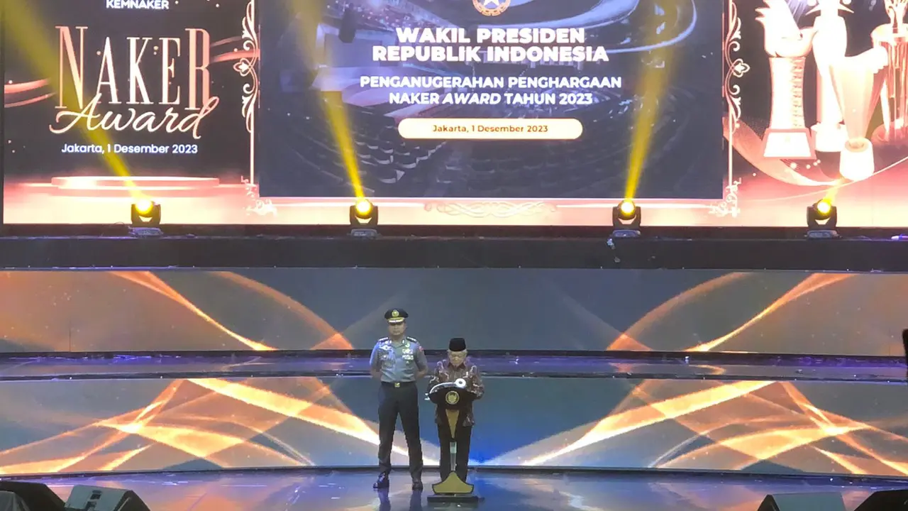 Wakil Presiden (Wapres) Ma'ruf Amin dalam Penganugerahan Penghargaan Naker Award 2023, di Jakarta, Jumat (1/12/2023). Wapres mengatakan kondisi ketenagakerjaan Indonesia saat ini terus menunjukkan pemulihan pasca pandemi covid-19. (Tira/Liputan6.com)