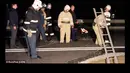 Petugas sempat kewalahan melakukan evakuasi di tengah kondisi gelap gulita tanpa penerangan jalan, Crimea. (Dailymail)