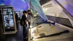 Gelaran ini menjadi bagian dari pameran lintas museum bertajuk Bajawara, sebuah proyek dari UPTD Museum dan Gedung Seni Budaya Disbudporapar Kota Surabaya. Tampak dalam foto, pengunjung mengamati senjata-senjata yang disita Indonesia dari pasukan Jepang di tengah Pertempuran Surabaya, yang terjadi pada bulan November 1945 antara pejuang Indonesia melawan pasukan Sekutu Inggris dan NICA untuk menegakkan kembali kekuasaan kolonial Belanda setelah berakhirnya Perang Dunia II, dalam acara 'Malam di Museum 2025' di Museum 10 November, Surabaya, Jawa Timur, Sabtu 29 November 2025. (Juni KRISWANTO/AFP)