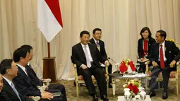 Presiden Indonesia, Joko Widodo (kanan) berbincang dengan presiden Tiongkok, Xi Jinping saat melakukan pertemuan bilateral di area penyelenggaraan KTT Asia Afrika 2015, di Jakarta Convention Center, Rabu (22/4/2015). (Liputan6.com/Herman Zakharia)