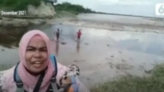 Emak-Emak Ngevlog Ombak Bono