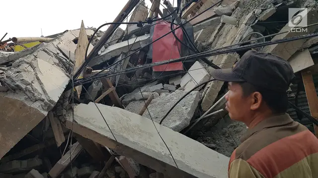 Rumah Roboh di Johar Baru, Enam Orang Terjebak Reruntuhan