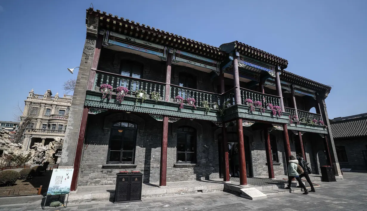 Orang-orang mengunjungi Museum Rumah Marsekal Zhang di Shenyang, ibu kota Provinsi Liaoning, China timur laut (17/3/2020). Delapan museum di Shenyang kembali dibuka untuk umum pada Selasa (17/3) dengan mengambil langkah-langkah untuk mencegah penyebaran Covid-19. (Xinhua/Pan Yulong)
