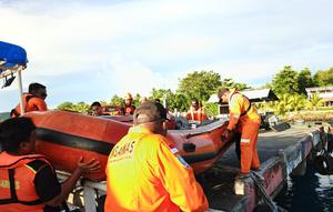 Tim SAR gabungan Yapen saat bersiap melakukan pencarian 17 orang penumpang kecelakaan speedboat di Yapen (Humas Polda Papua)