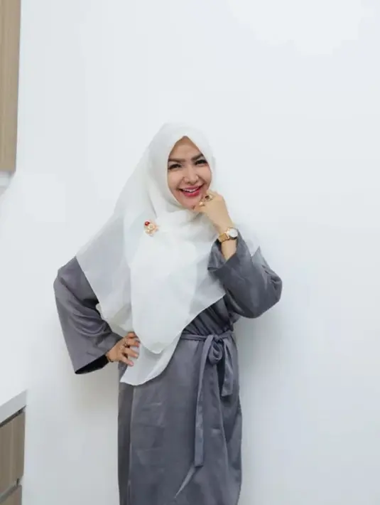 Roro Fitria Umumkan Kehamilan di Awal Ramadhan, Ini 7 Potretnya Bareng Suami (Sumber: Instagram/roro.fitria1989)